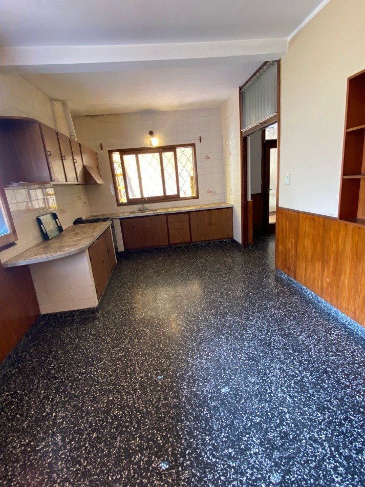 HERMOSA CASA EN VENTA  CASEROS AL 1500 MACROCENTRO 